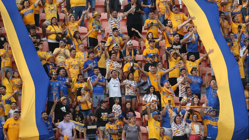 Cầu thủ Tigres UANL chạy nhanh với bóng trước sự truy đuổi của cầu thủ Club Tijuana.