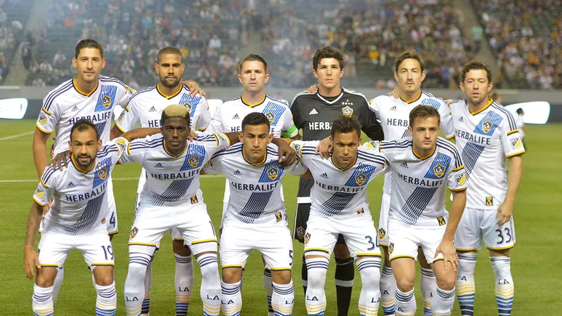 Cầu thủ LA Galaxy ghi bàn thắng quyết định trong trận đấu với Los Angeles. Cầu thủ LA Galaxy ghi bàn thắng quyết định trong trận đấu với Los Angeles.