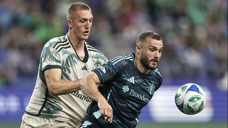 Cầu thủ Seattle Sounders và Porland Timbers tranh chấp bóng trên sân