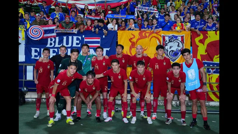 Cầu thủ Thái Lan và Malaysia cống hiến mọi khả năng trên sân Cầu thủ Thái Lan và Malaysia cống hiến mọi khả năng trên sân