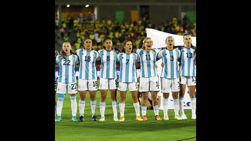 Cầu thủ Argentina vui mừng sau khi ghi bàn trong trận đấu với Anh