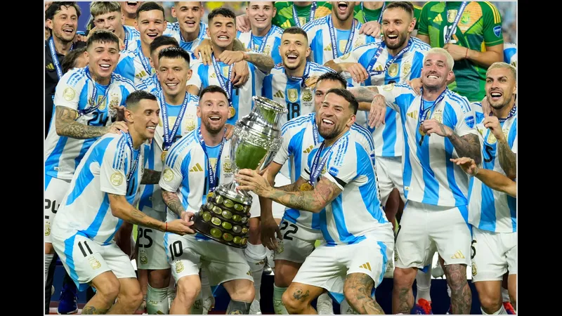 Cầu thủ Argentina vui mừng sau khi ghi bàn thắng quyết định trước Anh